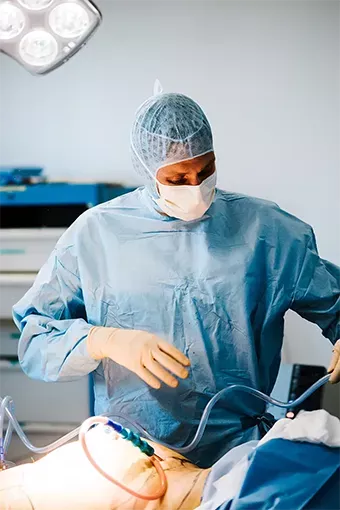 Dr Dlimi au bloc opératoire